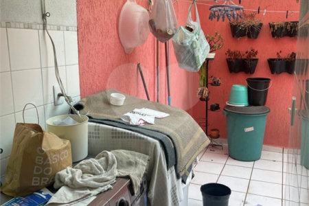 Casa à venda com 3 quartos, sendo 1 suíte, no condomínio Serranos, São Paulo - SP