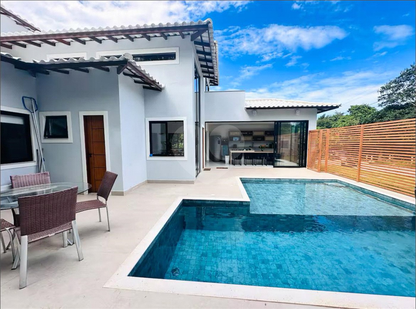 Casa à venda com 6 quartos, sendo 4 suítes,  em Caravelas, Armação dos Búzios, RJ