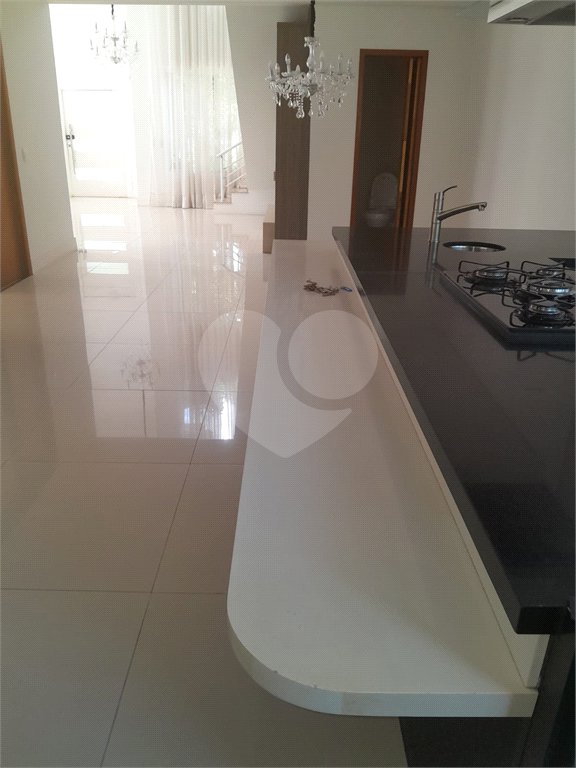 Casa à venda ou para alugar com 4 suítes em Chácaras São Carlos, Cotia, SP