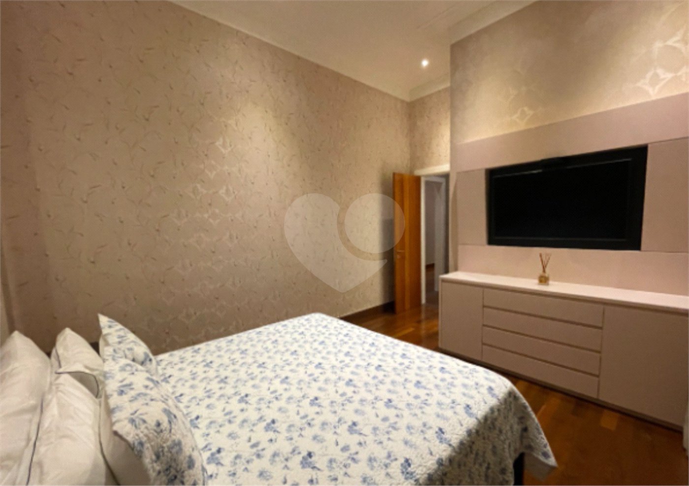 Casa à venda com 4 suítes no condomínio Halvétia Country Residencial, Indaiatuba - SP