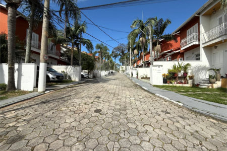 Casa à venda com 2 suítes no condomínio Village Palmas, São Paulo - SP