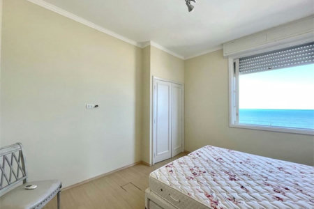 Apartamento Frente Mar com 4 Quartos para Venda ou Locação em Pitangueiras – Guarujá/SP