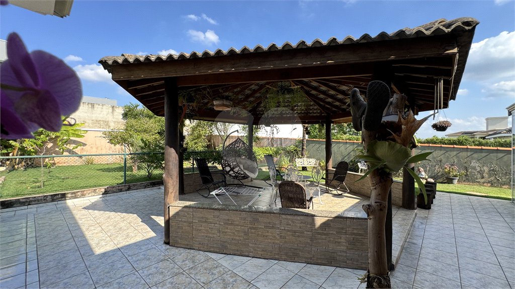 Casa à venda com 4 quartos, sendo 3 suítes, no condomínio Terras de Mont Serrat, Salto - SP