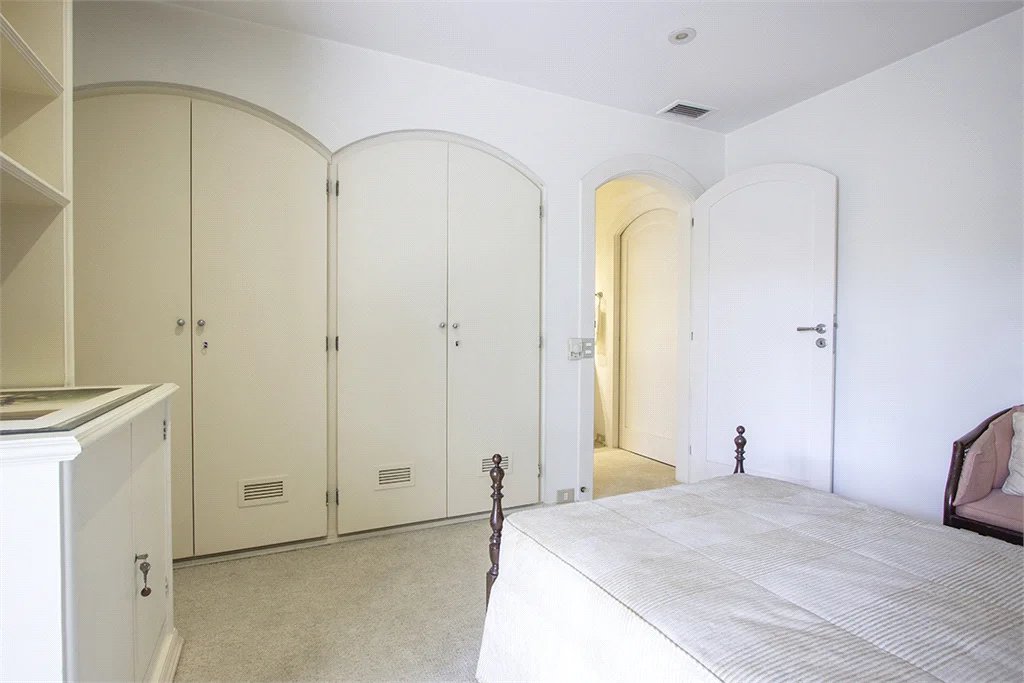 Casa à venda com 4 quartos, sendo 3 suítes, em Cidade Jardim, São Paulo, SP