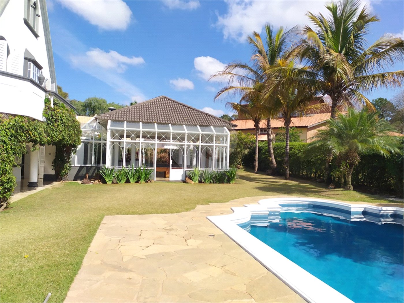 Casa à venda ou para alugar com 5 quartos, sendo 3 suítes, no condomínio Fazenda Lago Azul, Araçoiaba da Serra - SP