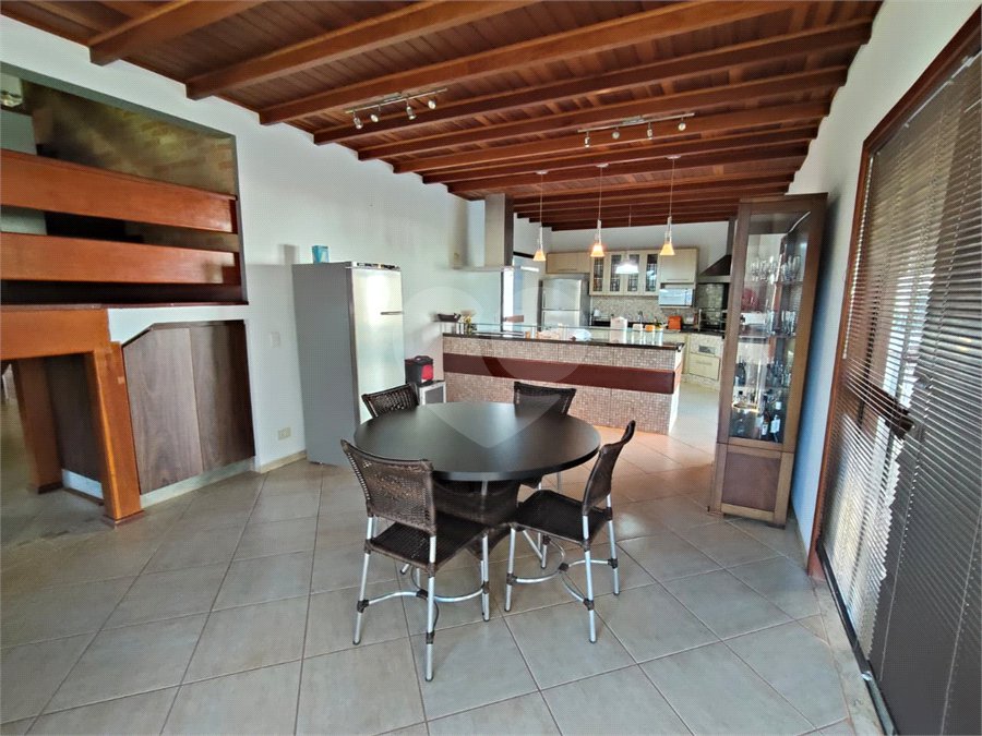 Casa à venda com 7 quartos, sendo 4 suítes, no condomínio Riviera de Santa Cristina XIII, Paranapanema - SP