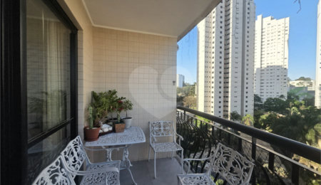 Apartamento à venda com 3 quartos, sendo 1 suíte,  em Alto da Boa Vista, São Paulo, SP