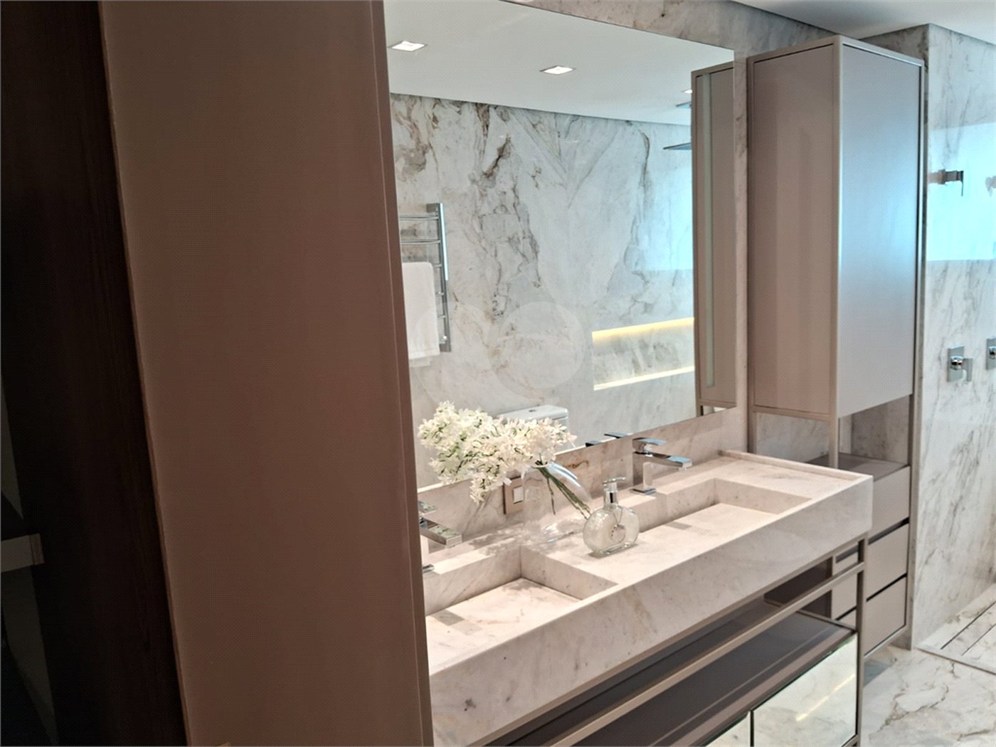 Apartamento à venda com 3 suítes em Moema, São Paulo, SP
