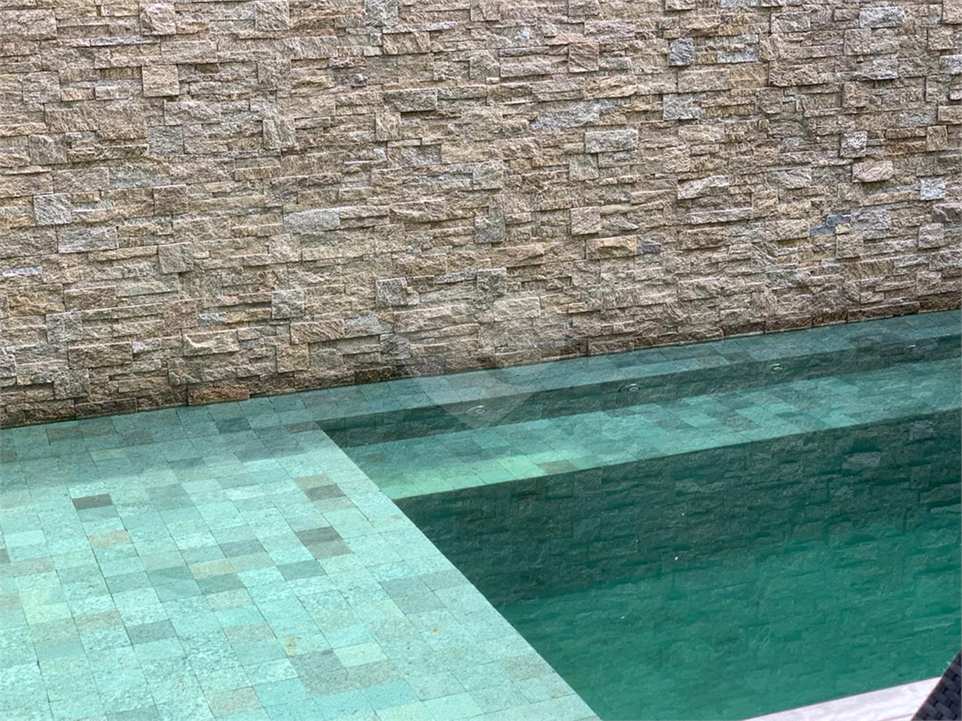 Casa à venda com 4 quartos, sendo 3 suítes, no condomínio Residencial Vila Esmeralda, São Sebastião - SP