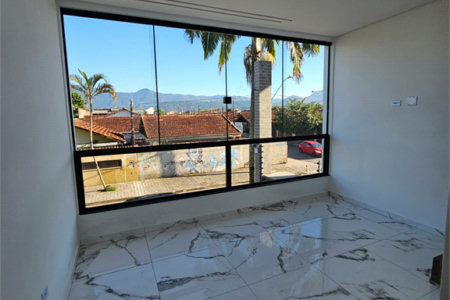 Casa à venda com 3 quartos, sendo 1 suíte, em Maracanã, Praia Grande, SP