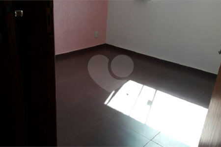 Casa térrea no Condomínio Samambaia.