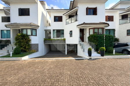Casa à venda com 3 quartos, sendo 1 suíte, no condomínio Vila das Emboabas, São Paulo - SP