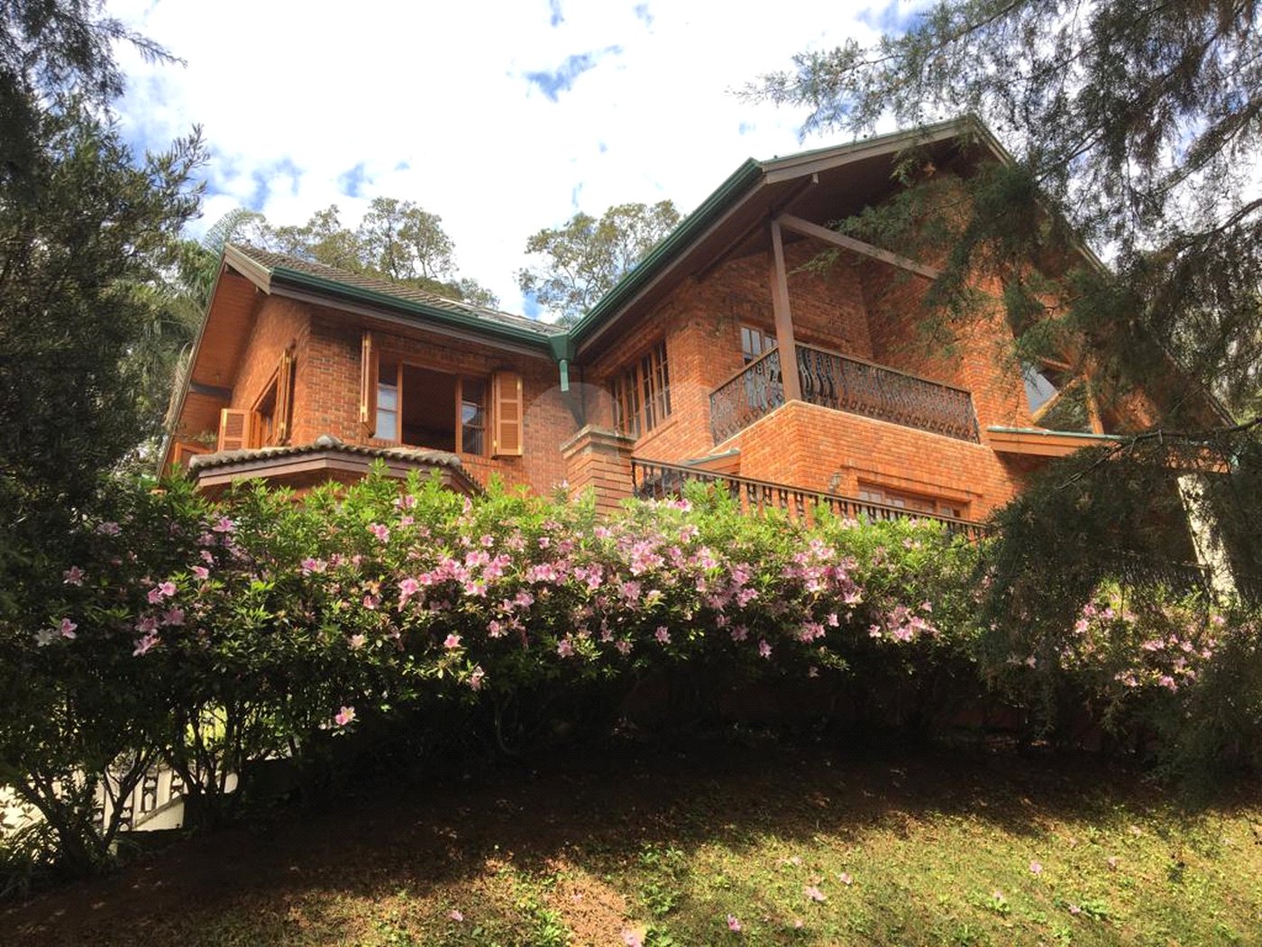 Casa à venda com 5 quartos, sendo 4 suítes,  no condomínio Cantareira, Mairiporã - SP