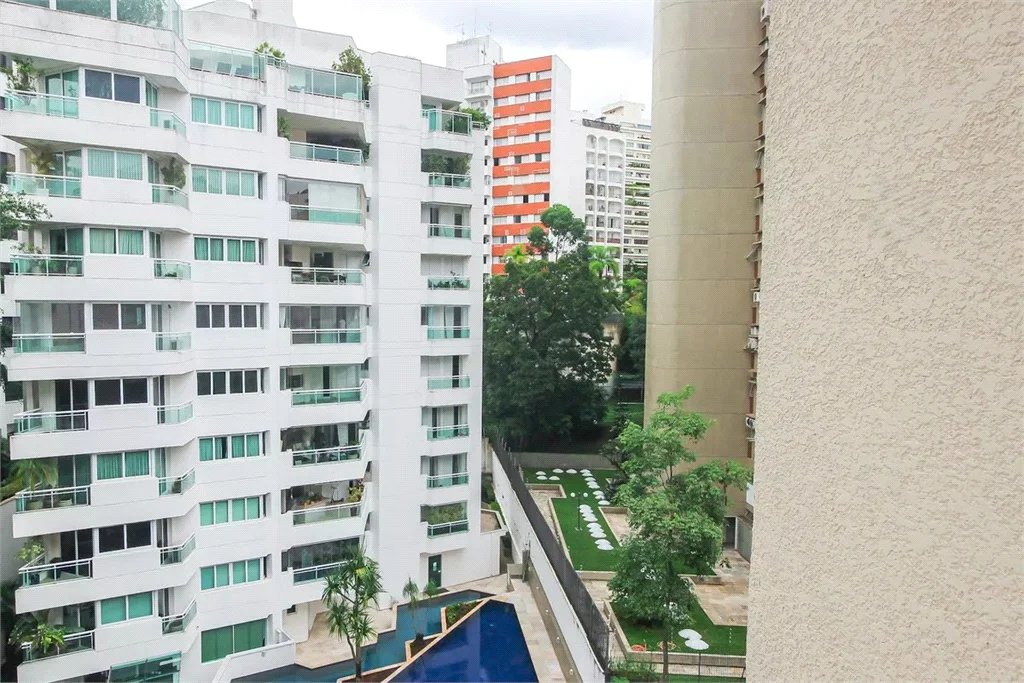 Apartamento à venda com 3 suítes em Real Parque, São Paulo, SP