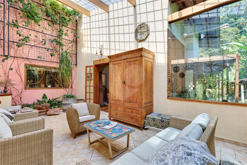Casa à venda com 4 quartos, sendo 2 suítes, em Jardim Cordeiro, São Paulo, SP