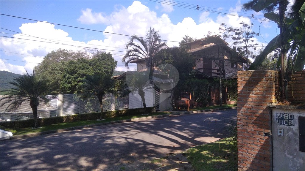 Casa à venda com 5 quartos, sendo 3 suítes, no condomínio Alpes da Cantareira, Mairiporã - SP