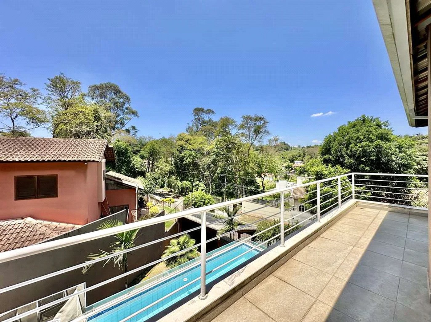 Casa à venda com 4 quartos, sendo 3 suítes,  no condomínio Vilarejo, Carapicuíba - SP