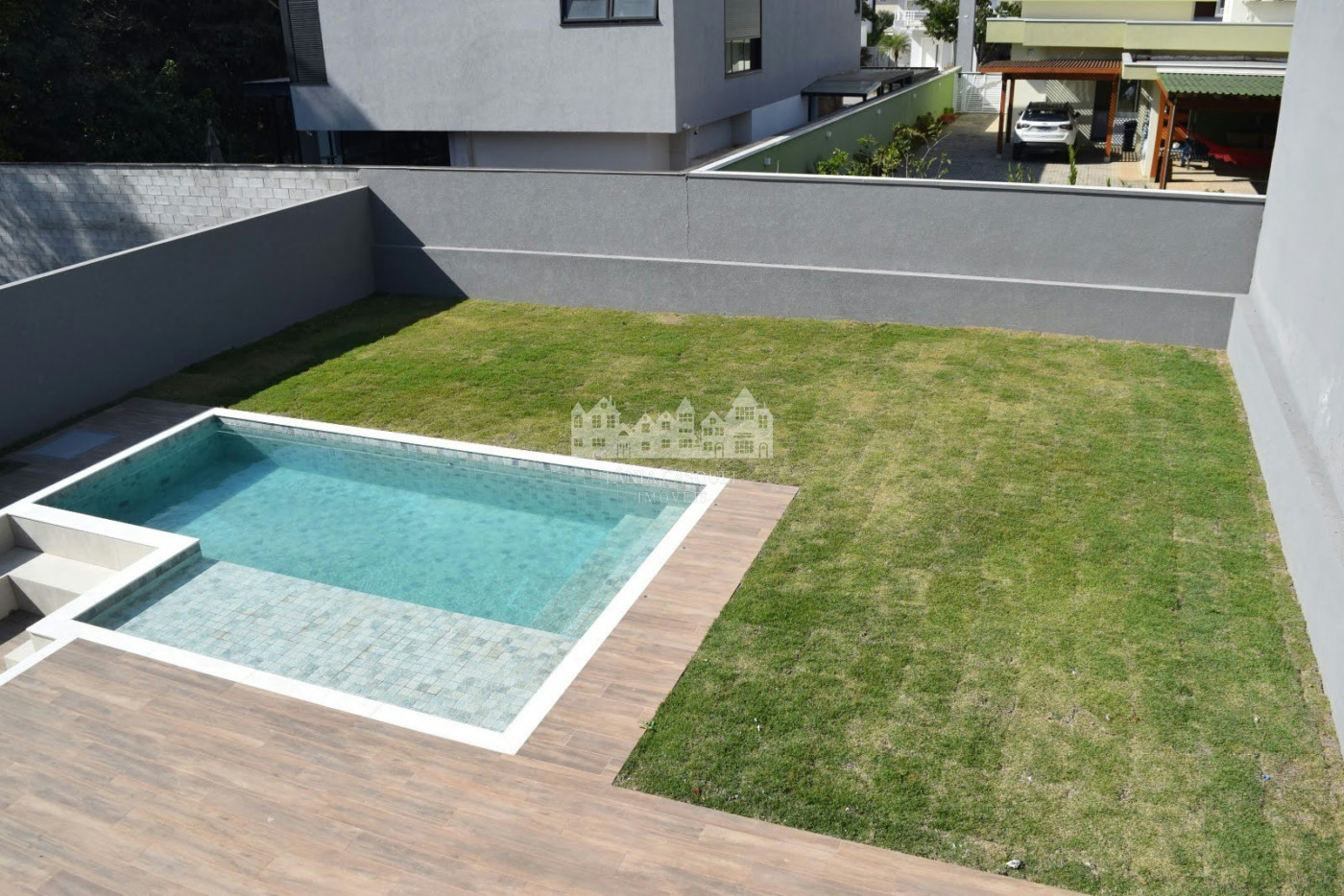 Casa à venda com 4 suítes no condomínio Figueira Garden, Atibaia - SP