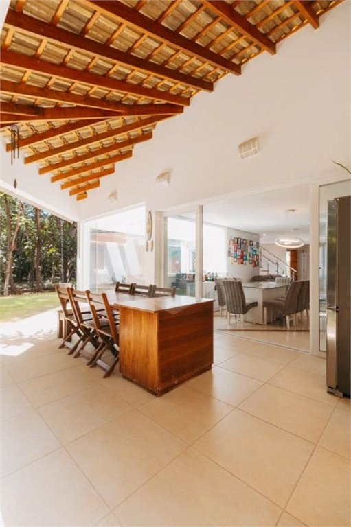 Casa à venda com 5 quartos, sendo 4 suítes, no condomínio Figueira Garden, Atibaia - SP