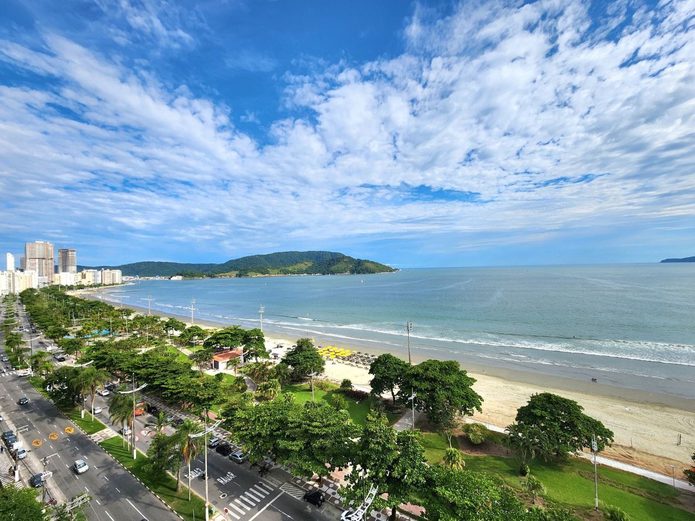 Apartamento Alto Padrão Frente Mar com 4 Dormitórios, 3 Suítes e 3 Vagas na Orla de Santos