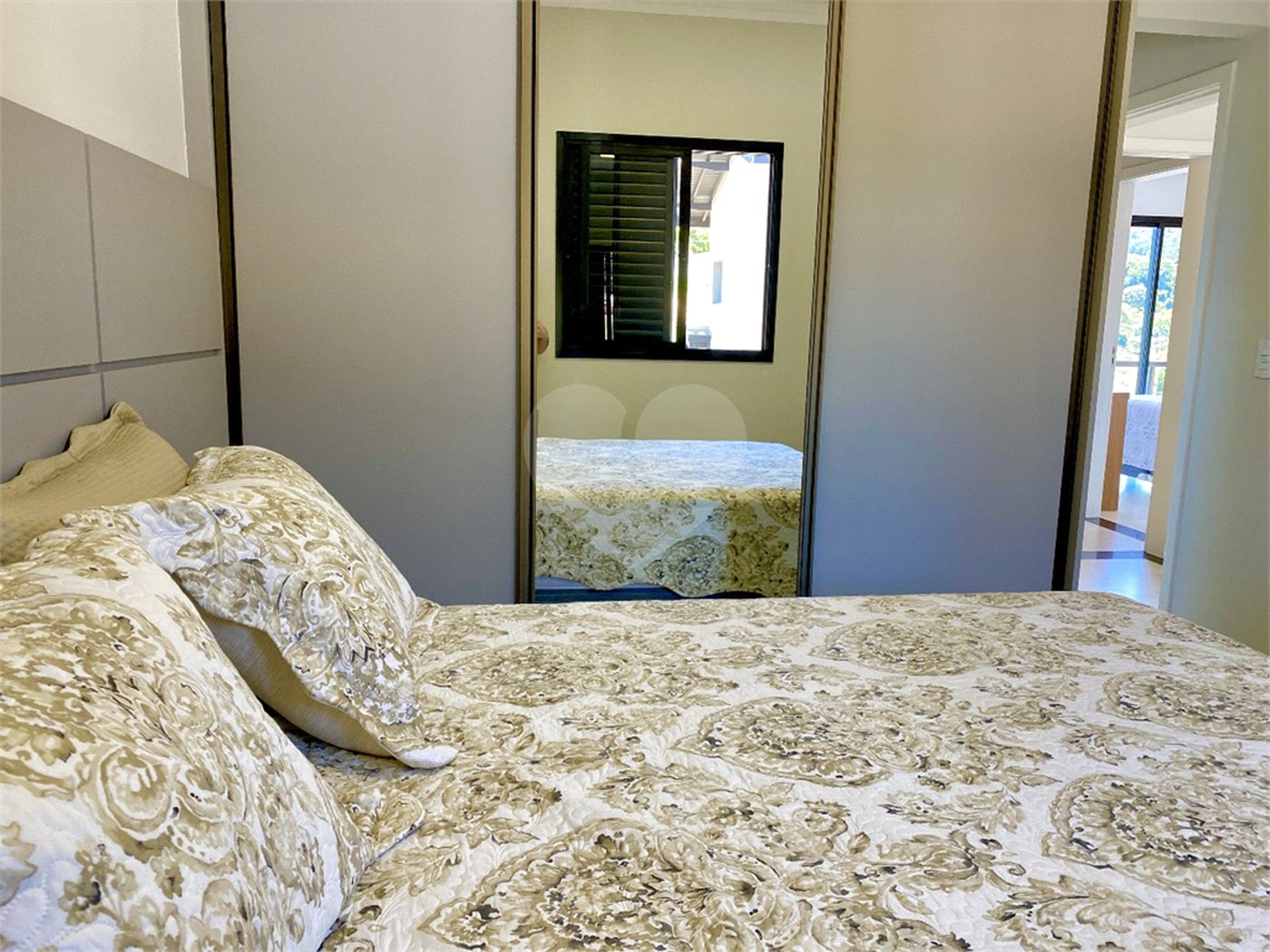 Casa à venda com 3 quartos, sendo 2 suítes, no condomínio Residencial Marchant Buarque, Atibaia - SP