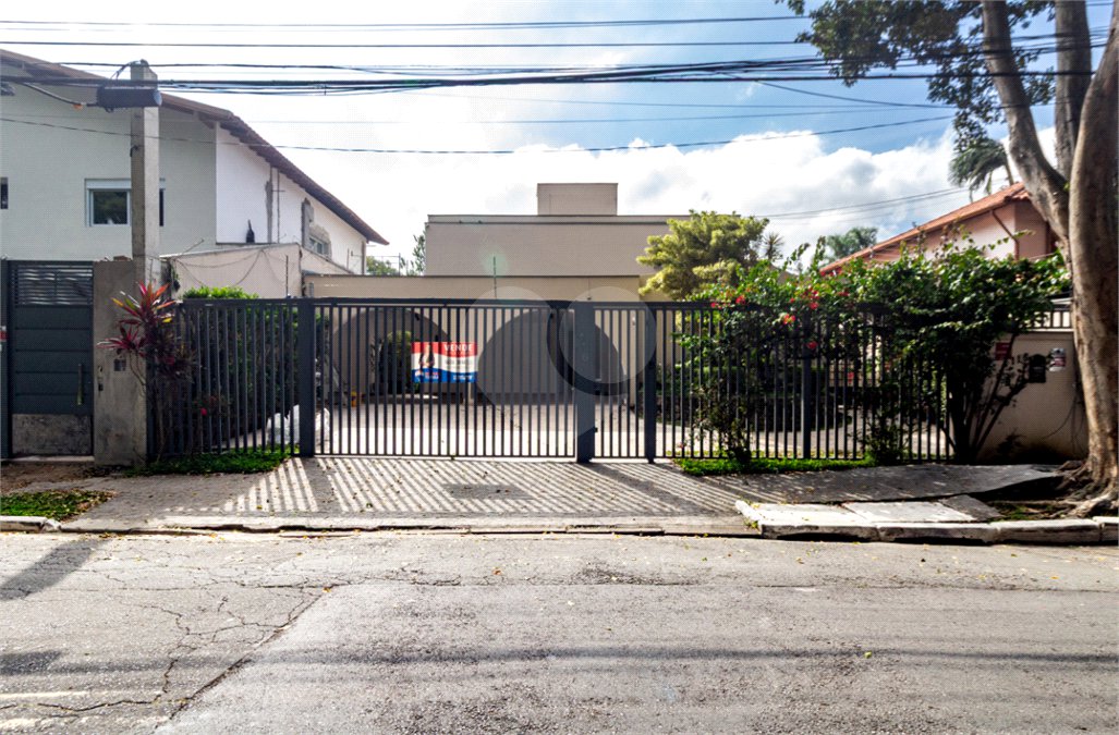 Sobrado à venda com 4 quartos, sendo 2 suítes, em Alto de Pinheiros, São Paulo, SP