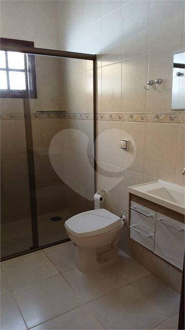 Casa em condomínio para alugar com 3 quartos, sendo 1 suíte, em Vila Petrópolis, Atibaia, SP
