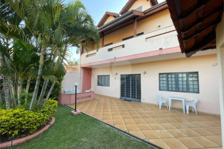 Excelente casa no Parque Santa Marta.