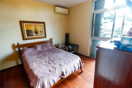 Sobrado à venda com 4 quartos, sendo 3 suítes, em Vila Sônia, São Paulo, SP