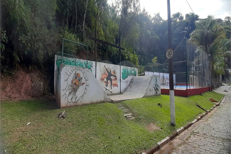 Casa à venda com 4 quartos, sendo 1 suíte, no condomínio Parque Suiça, Caieiras - SP