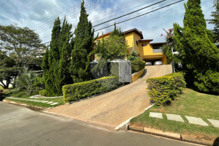Casa à venda com 9 quartos, sendo 4 suítes, em Condomínio Flamboyant-b, Atibaia, SP
