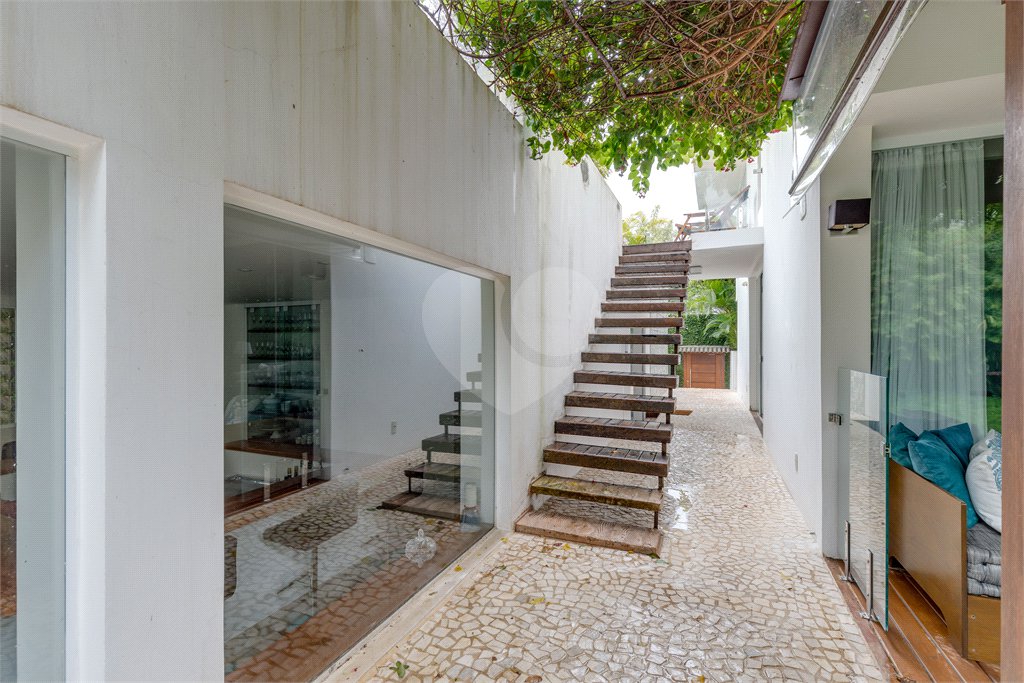 Sobrado à venda com 3 suítes em Jardim Cordeiro, São Paulo, SP