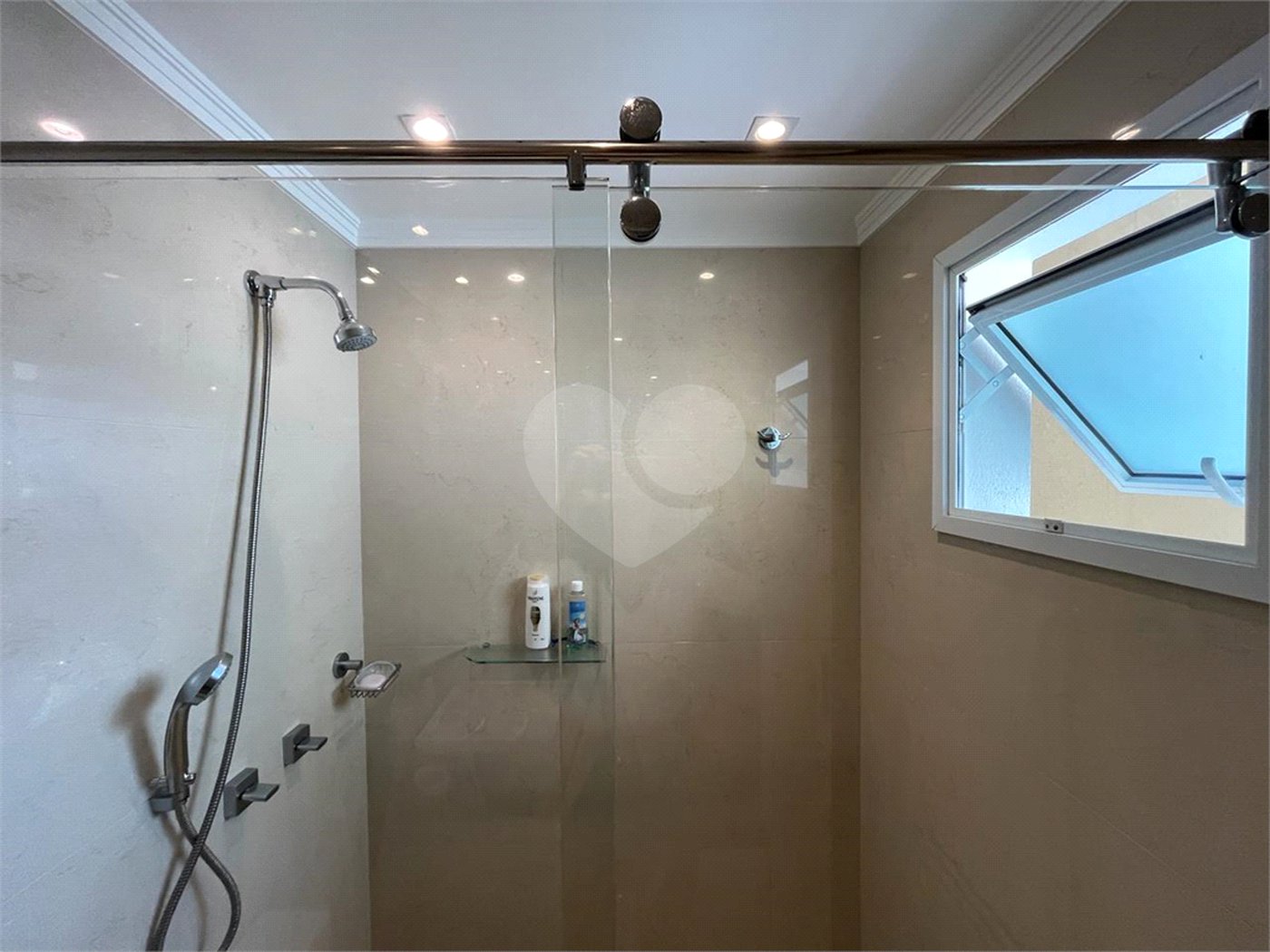 Casa à venda com 4 quartos, sendo 2 suítes, no condomínio Floradas da Serra, São Paulo - SP
