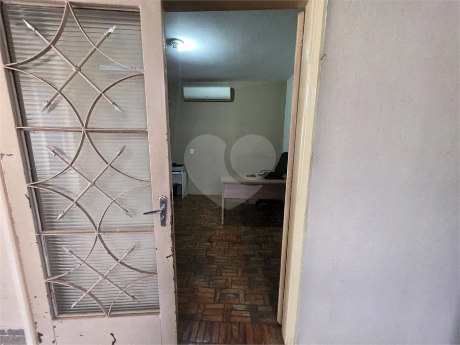 Casa térrea à venda com amplo quintal e grande potencial na Vila Nery