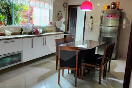 Sobrado à venda com 4 quartos, sendo 2 suítes, em Vila Petrópolis, Atibaia, SP