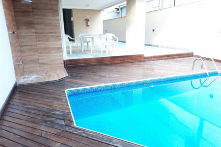 Seu refúgio na Praia da Enseada: conforto, lazer e a poucos passos do mar
