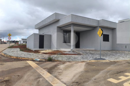 Casa à venda com 3 quartos, sendo 1 suíte,  no condomínio Tivolli, Itapetininga - SP