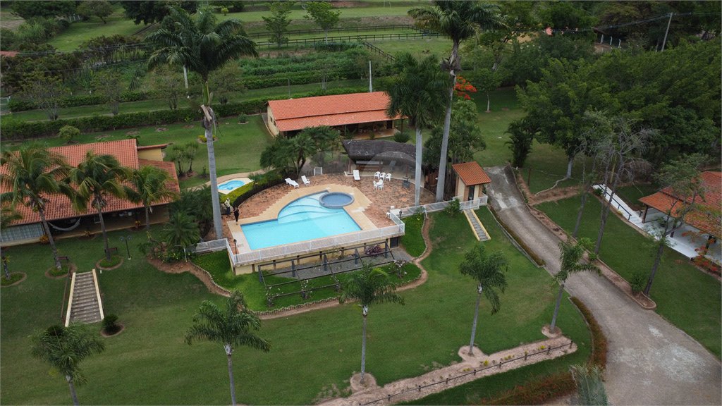 Casa à venda com 8 quartos, sendo 4 suítes, no condomínio Santa Filomena, Salto - SP