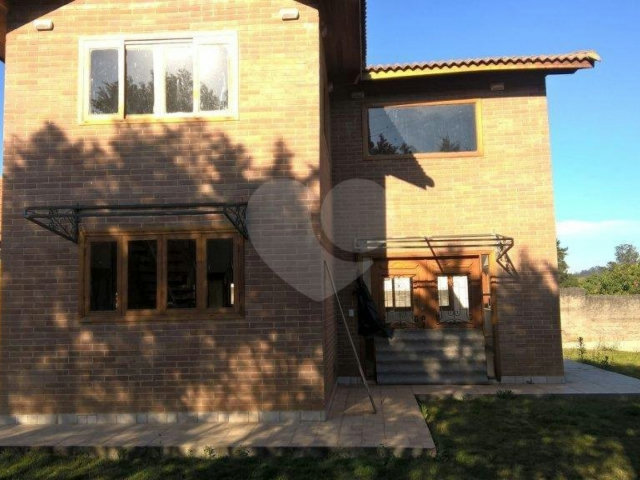 Casa à venda ou para alugar com 3 suítes no condomínio Vilarejo Estoril, Mairiporã - SP