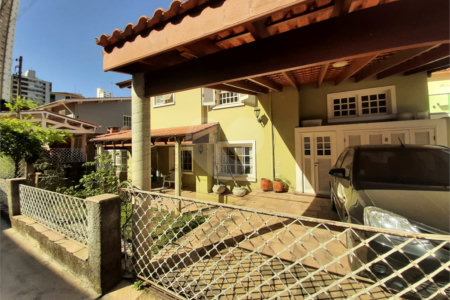 Casa à venda ou para alugar com 3 quartos, sendo 2 suítes, no condomínio Chácara das Rosas, São Paulo - SP