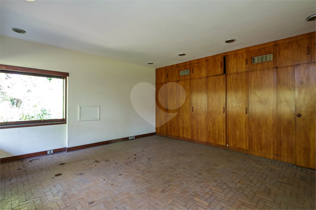 Casa à venda com 5 quartos, sendo 3 suítes, no condomínio Chácara Flora, São Paulo - SP