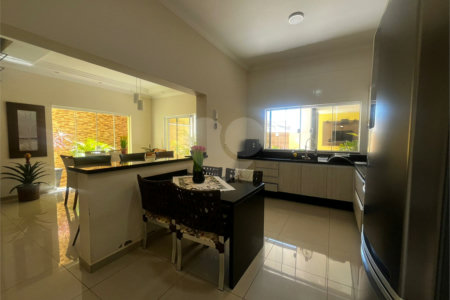 Casa à venda com 4 quartos, sendo 2 suítes, em Vila Nastri, Itapetininga, SP