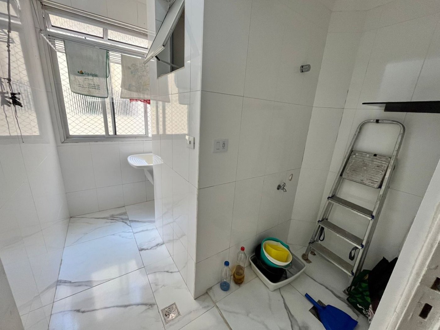 Apartamento 2 dormitórios com vaga de garagem lado praia na Enseada Guarujá