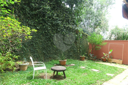 Casa à venda com 4 quartos, sendo 2 suítes, no condomínio Vila das Flores, São Paulo - SP