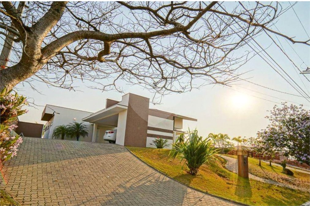 Casa à venda com 4 quartos, sendo 2 suítes, no condomínio Residencial Jardim Primavera, Louveira - SP