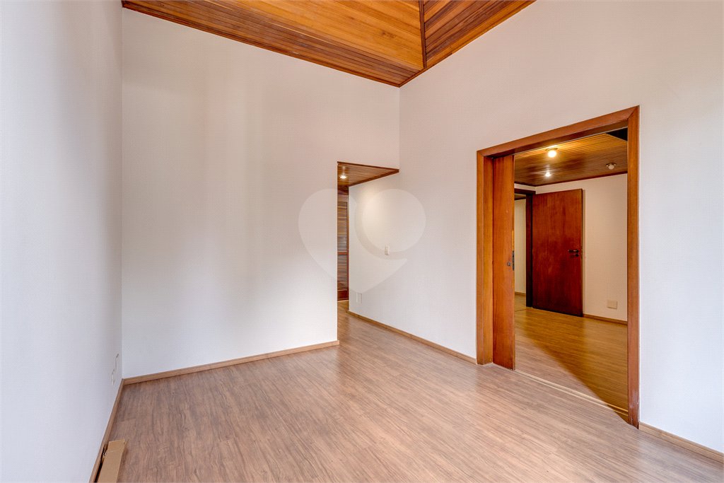 Casa à venda com 5 quartos, sendo 3 suítes, no condomínio Granja do Morumbi, São Paulo - SP
