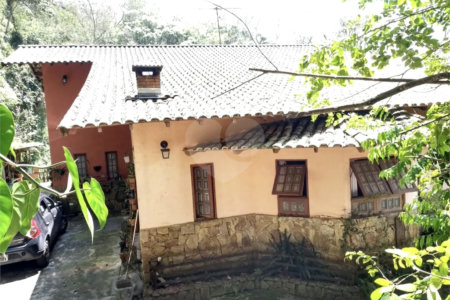Casa à venda com 4 quartos, sendo 1 suíte, no condomínio Quinta da Cachoeira, Embu das Artes - SP