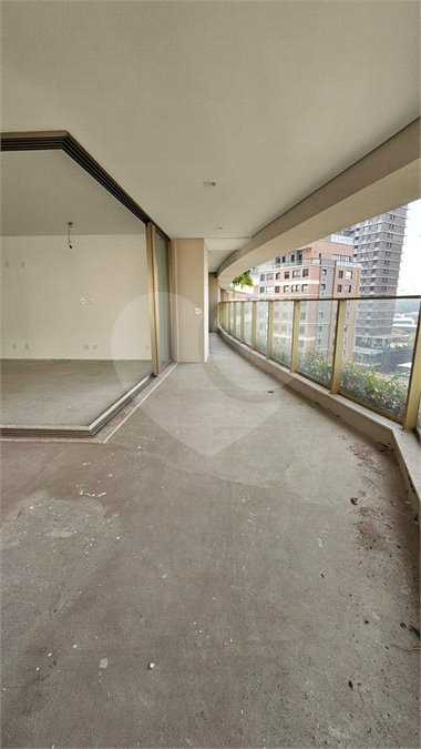 Apartamento à venda com 3 suítes em Moema, São Paulo, SP