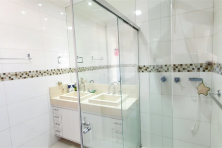 Sobrado à venda com 4 quartos, sendo 3 suítes, em Vila Paulicéia, São Paulo, SP