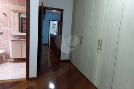 Sobrado à venda com 4 quartos, sendo 3 suítes, em Cidade São Francisco, São Paulo, SP